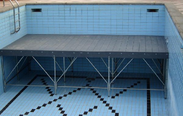 esempio-di-rialzo-soppalco-piscina-con-tavola-in-plastica